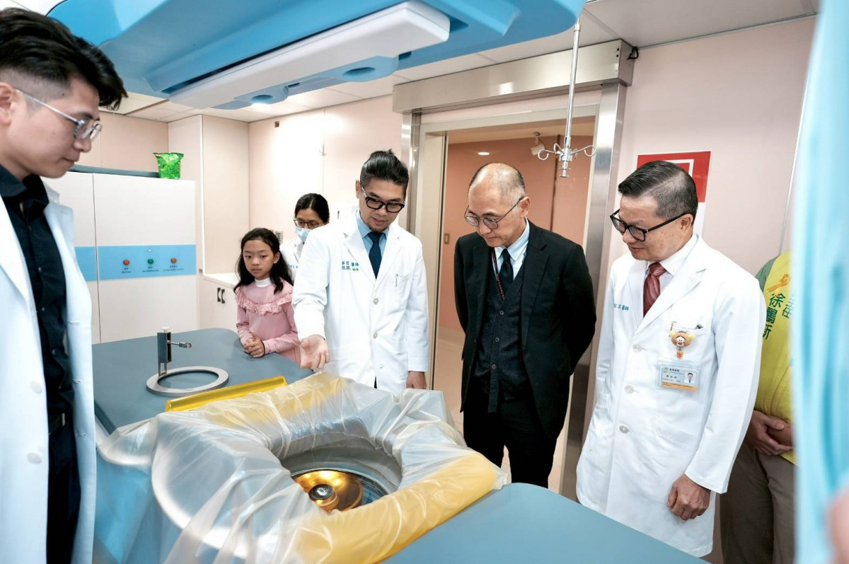 與會者親赴無創海扶刀治療中心，見證海扶刀的精準能量發射。