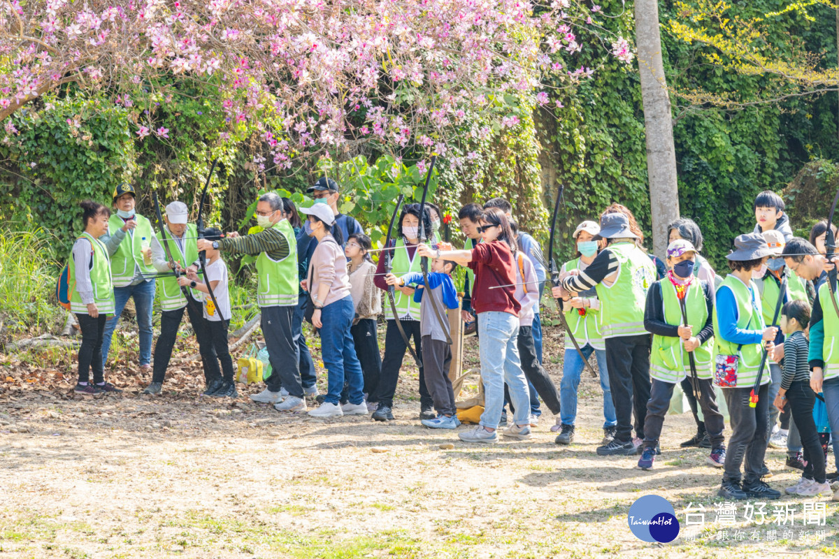 戶外闖關活動安排射箭體驗，讓大人小孩在春意盎然的綠意中挑戰自我，場面熱鬧。