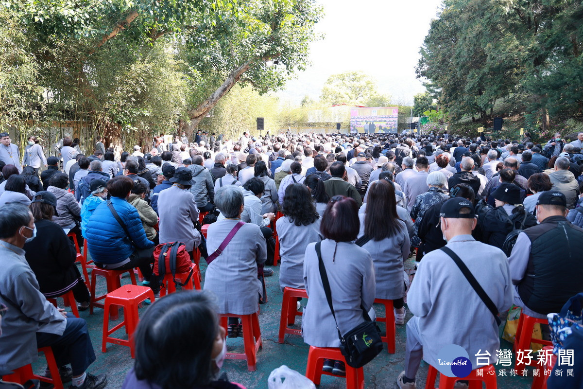 數千人送別混元禪師，場面備極哀榮，典禮莊嚴隆重。（縣府提供）
