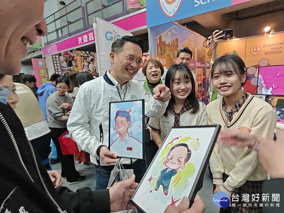 蘇俊賓到各校攤位與同學們互動。