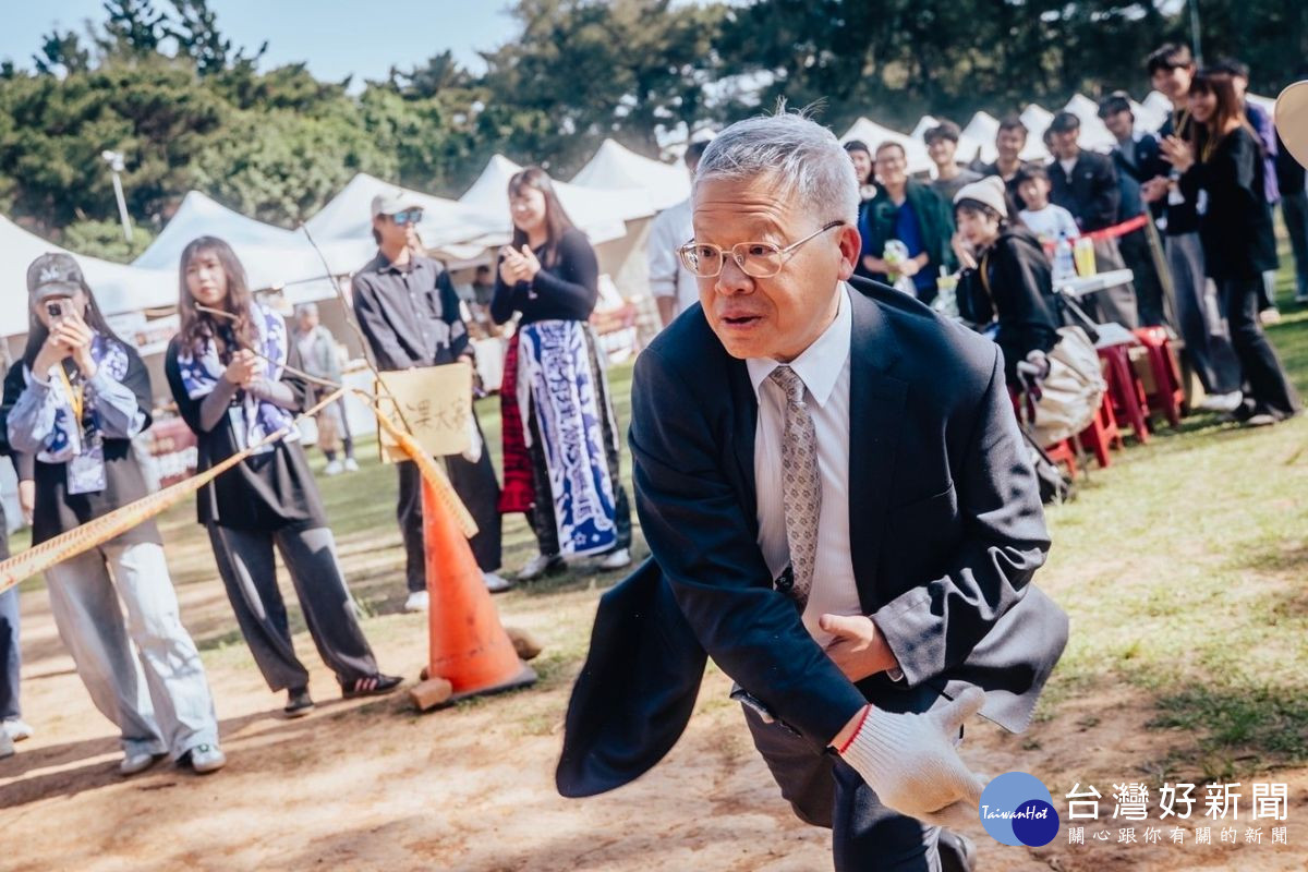 中央大學校長蕭述三在百忙之中，參與「松果測速大賽」開球活動。照片主辦單位提供