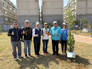 新竹分署分署長夏榮生、新竹縣徐元棟副縣長及新豐鄉徐煒傑鄉長等人共同種下羅漢松(新竹分署攝影)