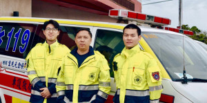 消防員張哲維(右1)、李柏毅(中)及陳耀彬(左1)順利完成OHCA救護案件。