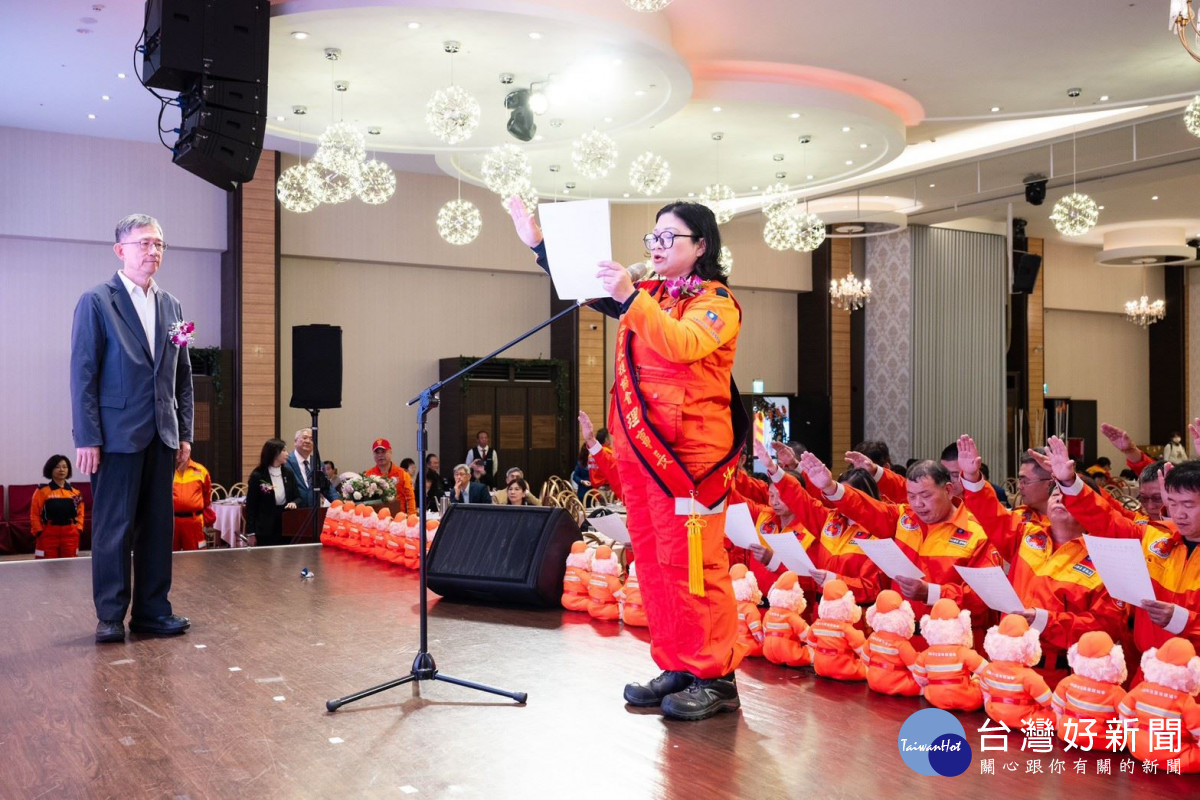 新任理事長宣誓就職。