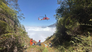 內政部空中勤務總隊派遣直升機於3月15日12時25分執行吊掛作業後，將大體載送至竹山消防訓練中心降落後交給警方處理，完成此艱辛任務。（南投縣府消防局提供）