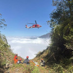 內政部空中勤務總隊派遣直升機於3月15日12時25分執行吊掛作業後，將大體載送至竹山消防訓練中心降落後交給警方處理，完成此艱辛任務。（南投縣府消防局提供）