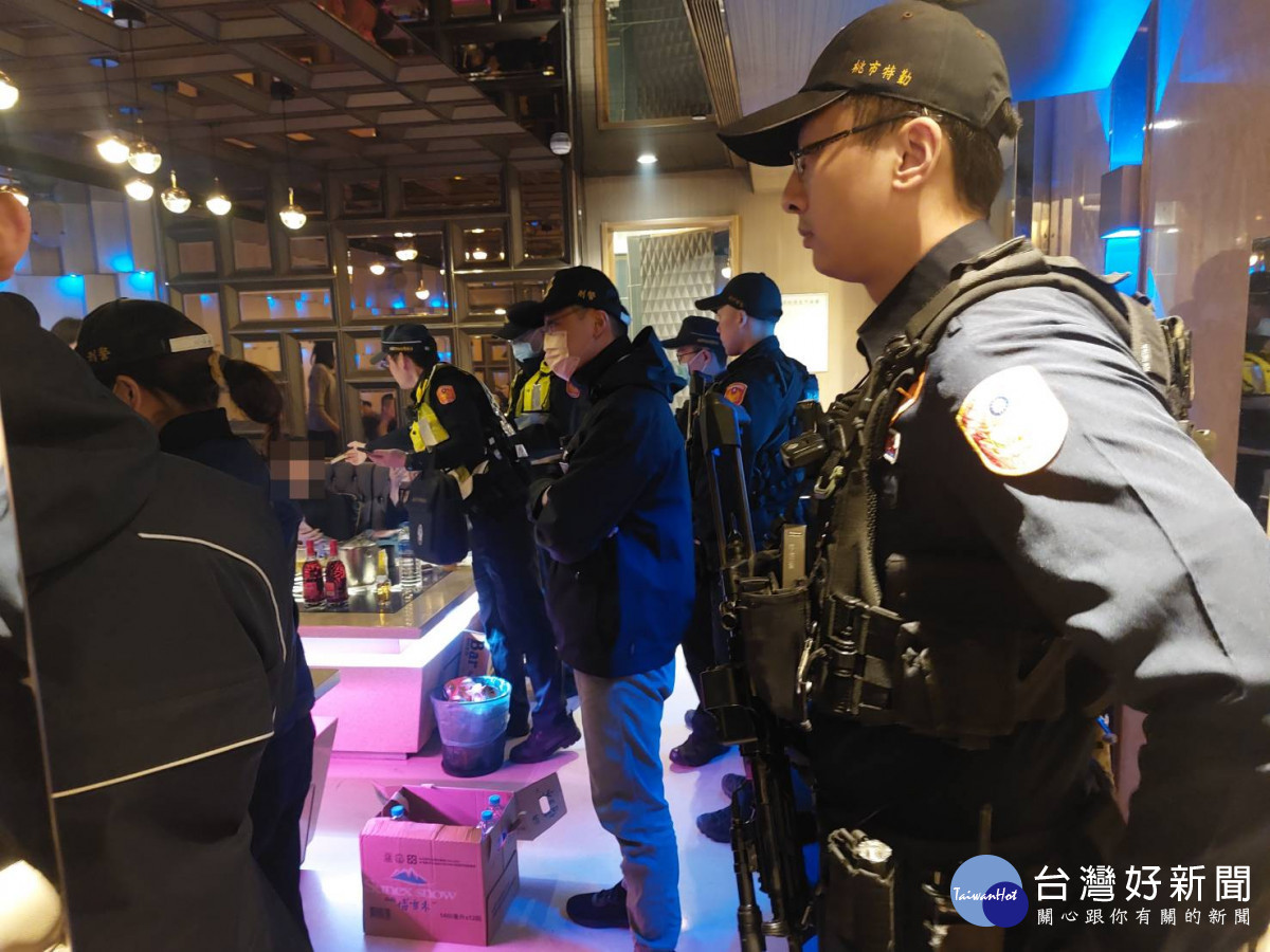 桃園警察分局執行「雷霆除暴專案」,透過高密度巡邏、路檢及臨檢勤務強力掃蕩各類犯罪。