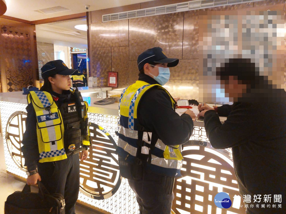 警方執行臨檢勤務。