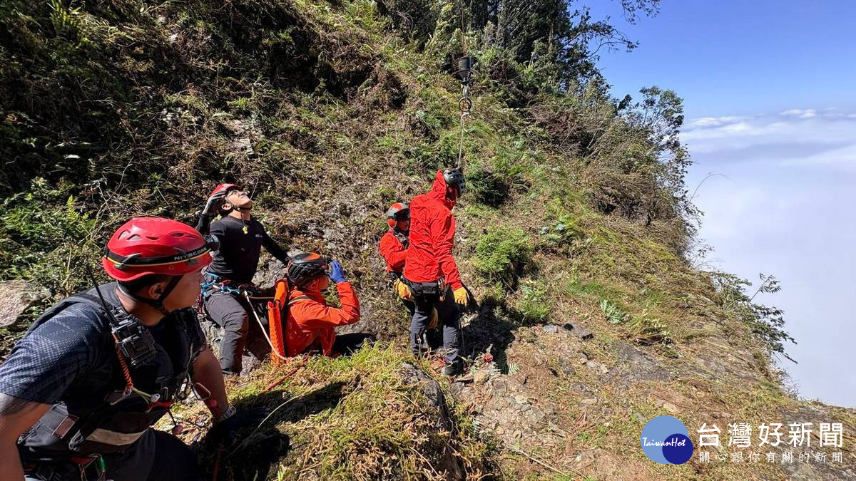 搜救人員救員情形。(南投縣府消防局提供)