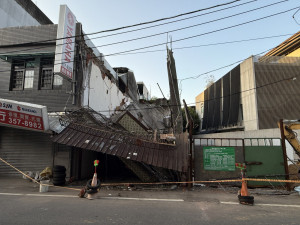 桃園區雙峰路透天住宅新建工地開挖導致鄰房坍塌。