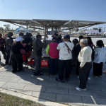 遊客排隊充電。