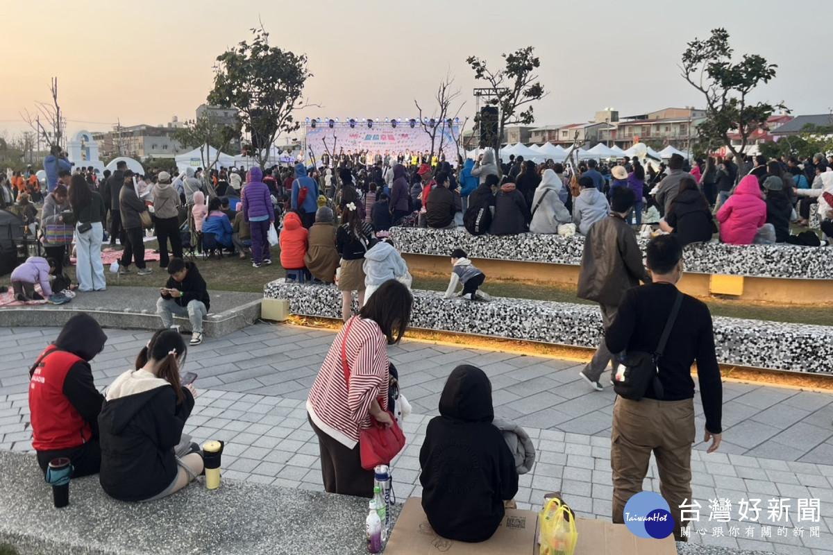 民眾排隊等候充電。