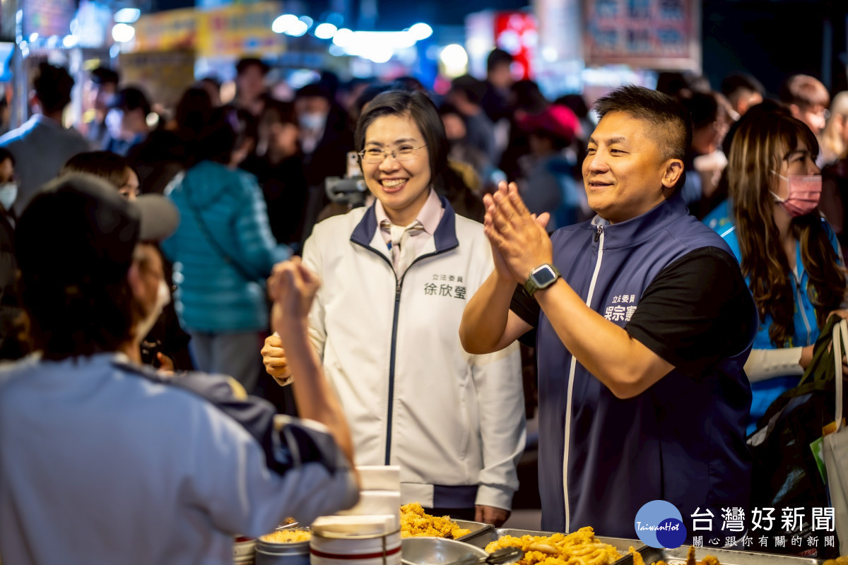 吳宗憲陪同徐欣瑩夜市掃街拜票。