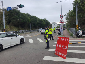 警方於大坪頂永生園實施交通管制措施。