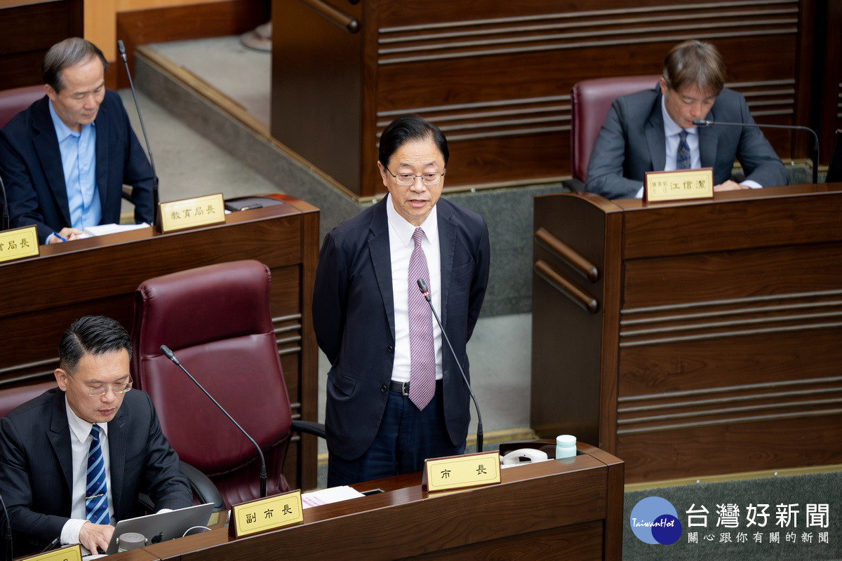 桃園市長善政於議事堂上接受議員質詢與說明。