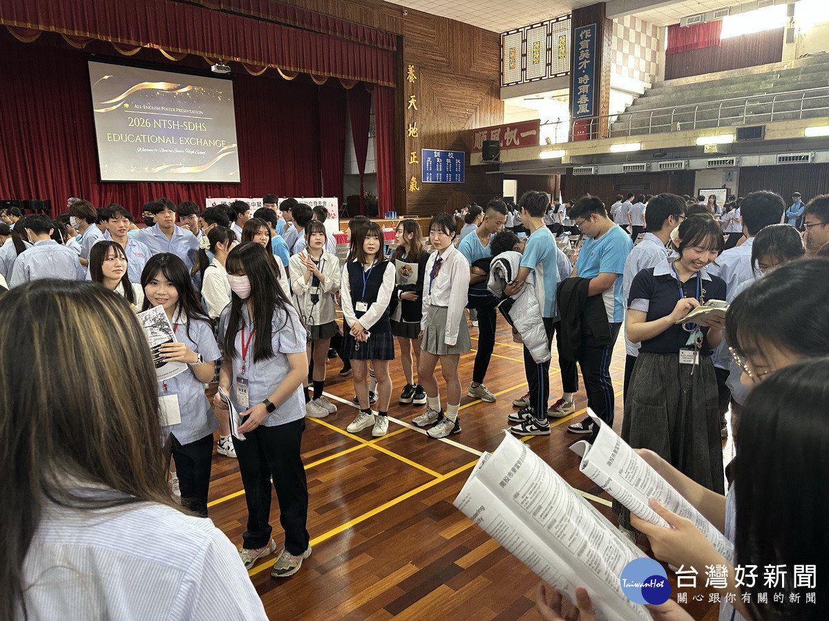 兩校同學發表專題相互研討。(記者扶小萍攝)