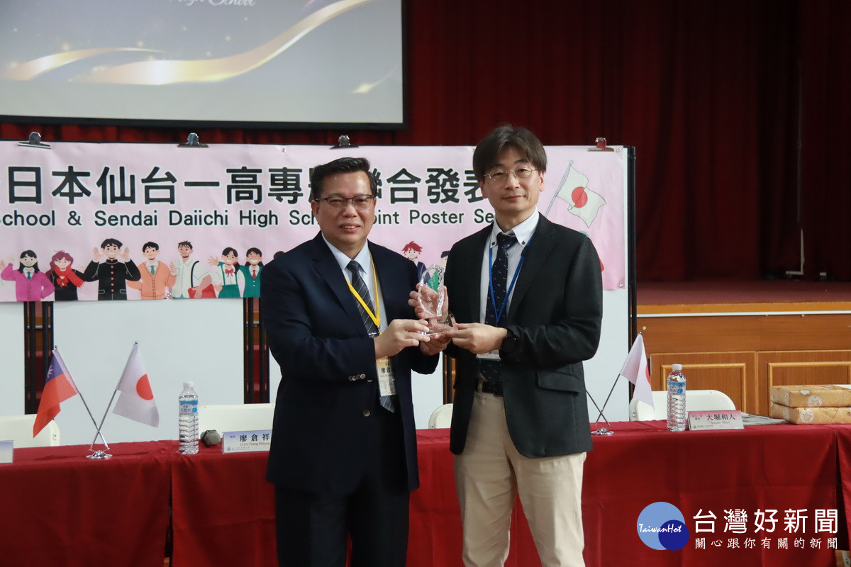 投高廖倉祥校長(左)致贈紀念品與禮物予日方老師。(記者扶小萍攝)