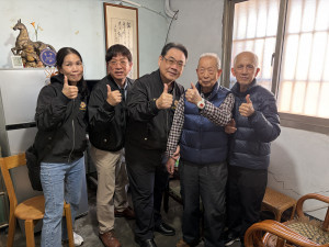 新竹榮服處處長鞠宗顯(中)與金伯伯(右2)及黎老師(右1)完成遠距居家照顧系統安裝。