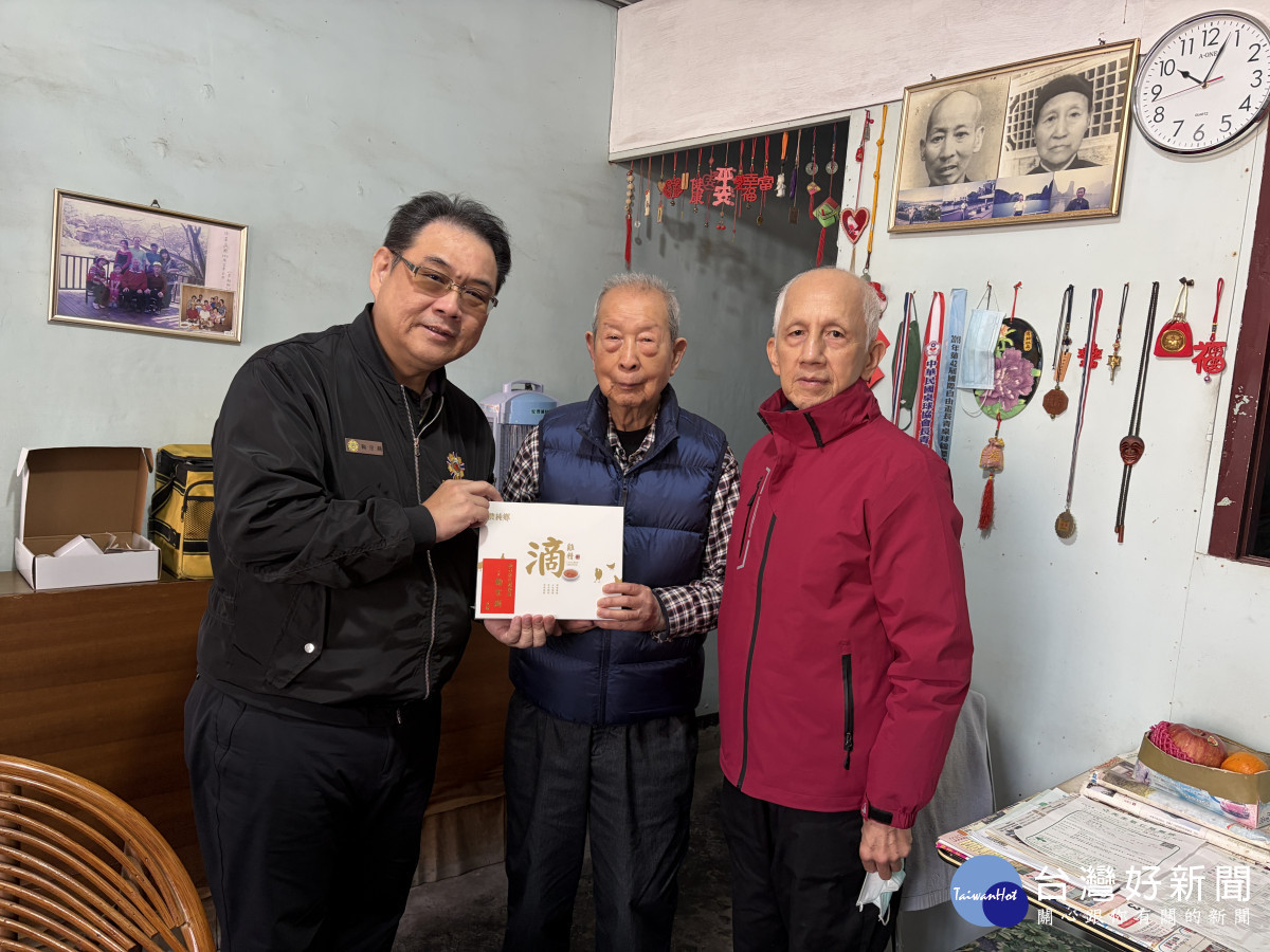 新竹榮服處處長鞠宗顯(左)關懷訪視金伯伯(中)並致贈健康養生滴雞精禮盒。
