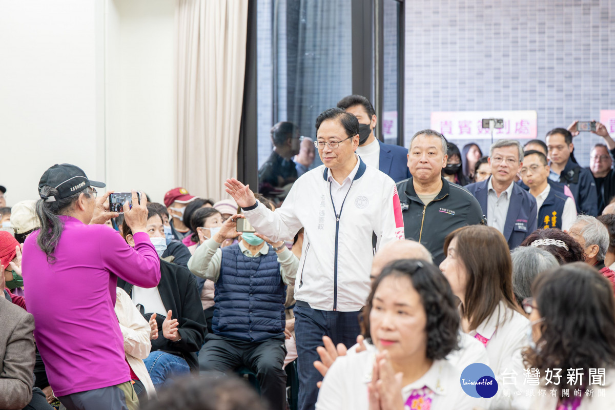 桃園市長張善政出席「中壢區三中老街市民活動中心」啟用典禮與里民互動。<br />