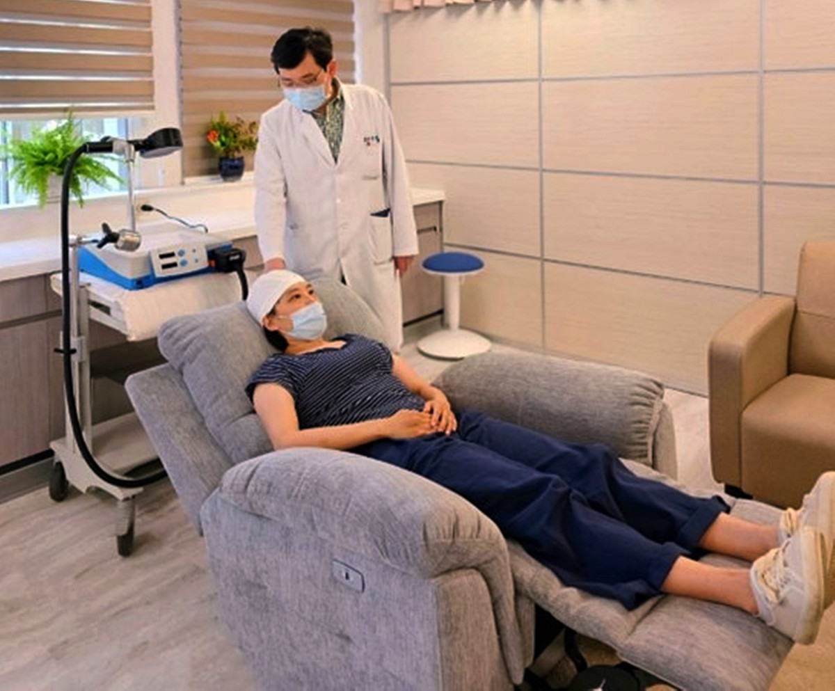 經顱磁刺激術(rTMS)治療示意圖。(桃療提供)