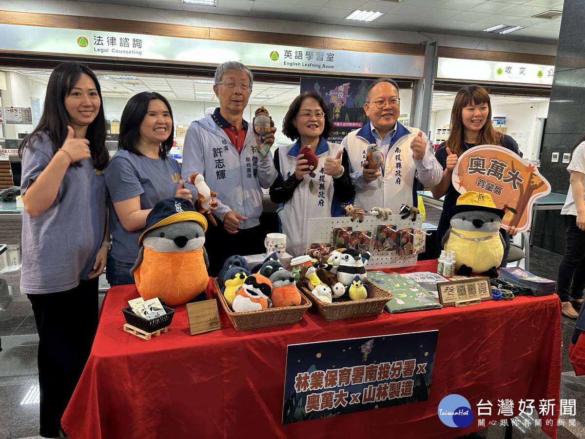 林業署南投分署推奧萬大賞螢。（記者扶小萍攝）