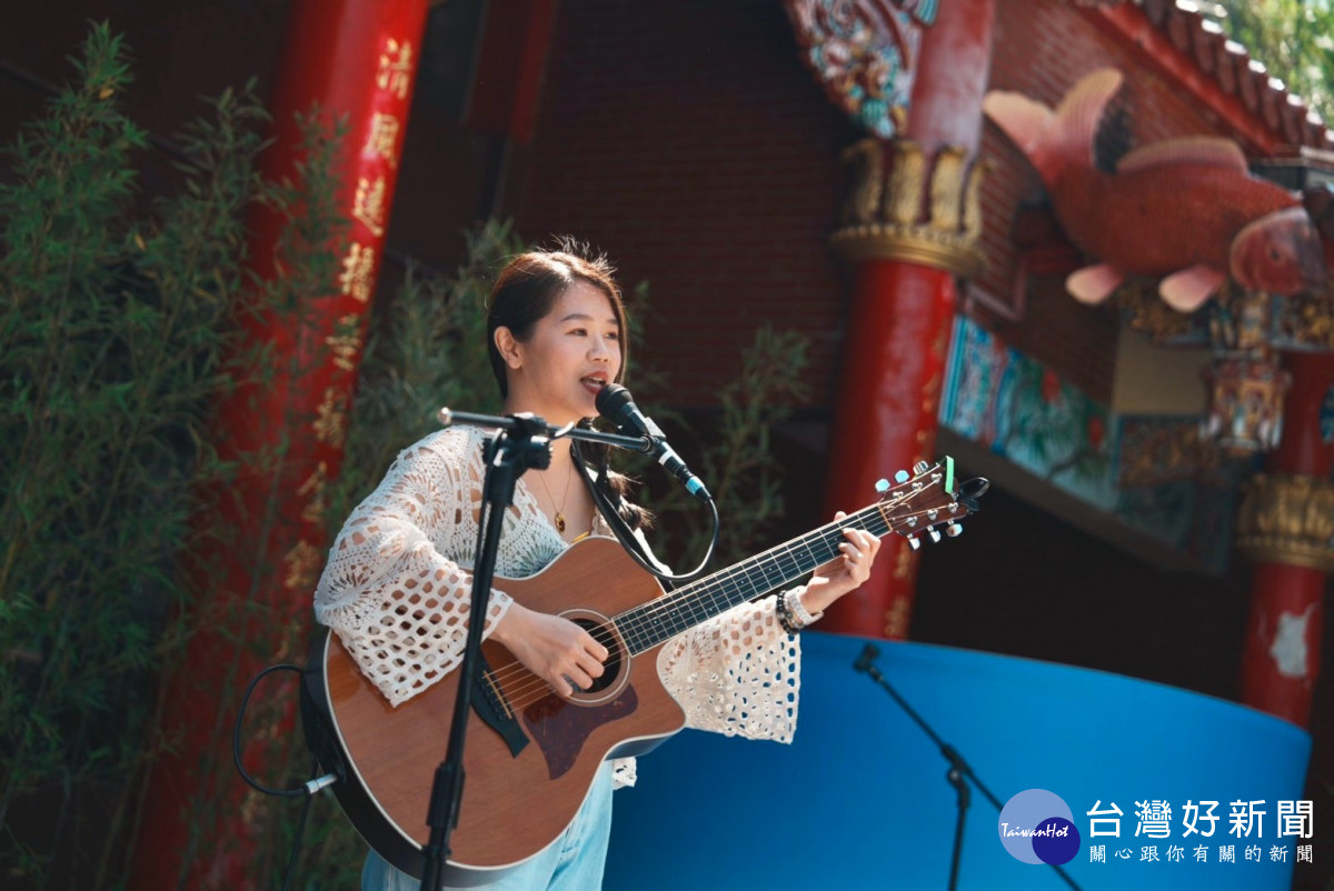 舞台安排精彩的客家藝文表演、親子互動活動，並邀桃園客家星級餐廳主廚現場示範客家料理。