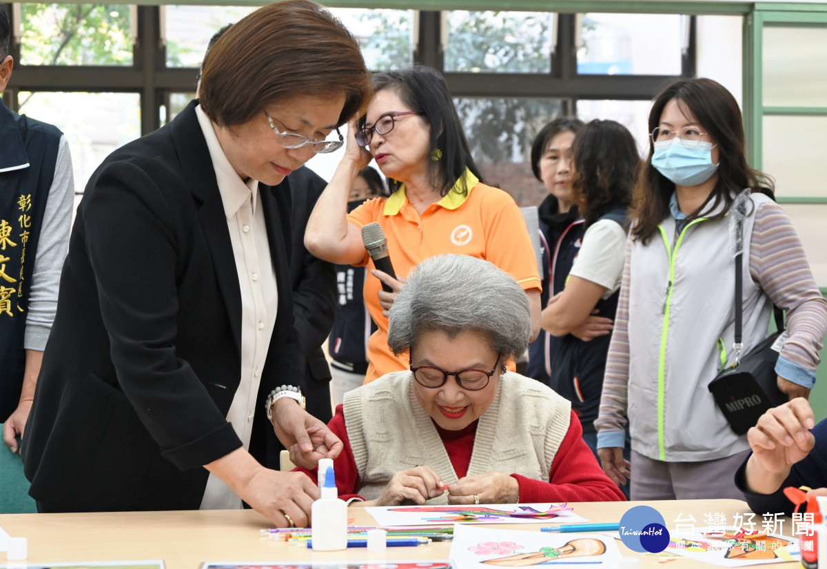 縣長王惠美協助長者手作。圖／彰化縣政府提供