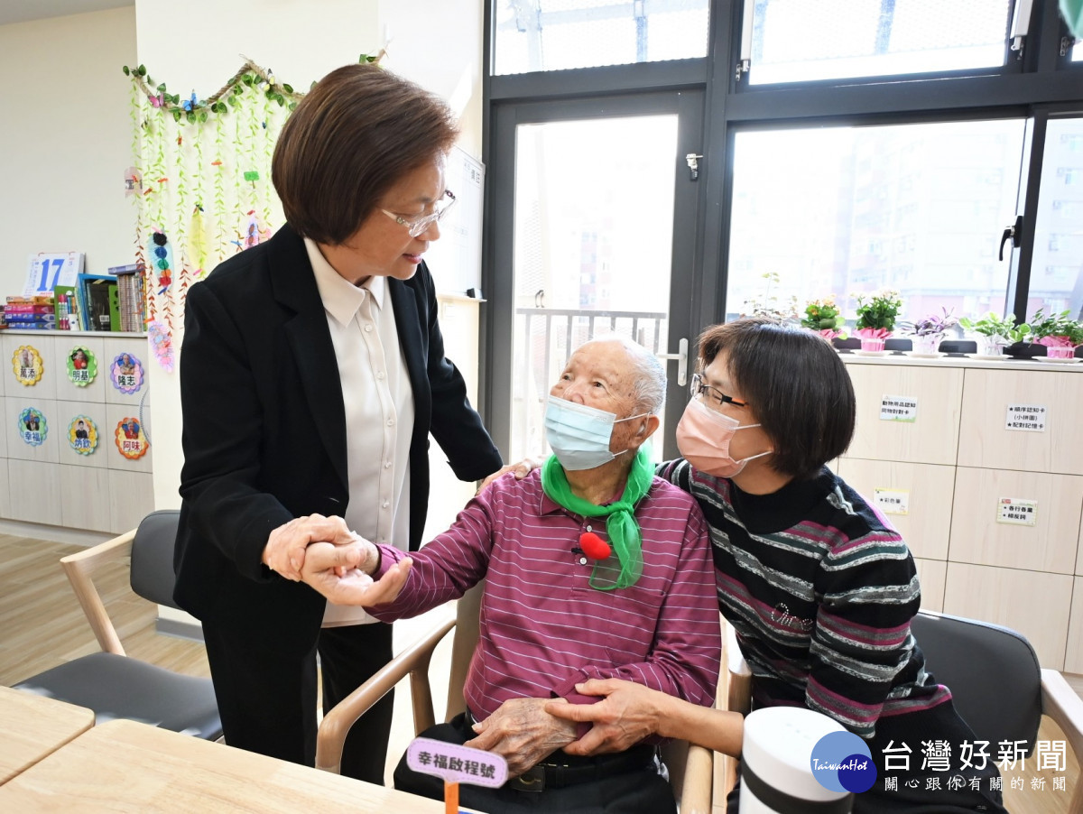 縣長王惠美關懷長輩。圖／彰化縣政府提供圖／彰化縣政府提供
