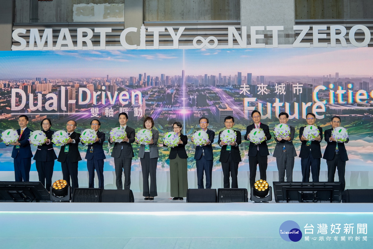 桃園市長張善政出席台北市南港展覽館智慧城市展桃園主題館「AI桃園進化生城市」開館記者會。<br />
