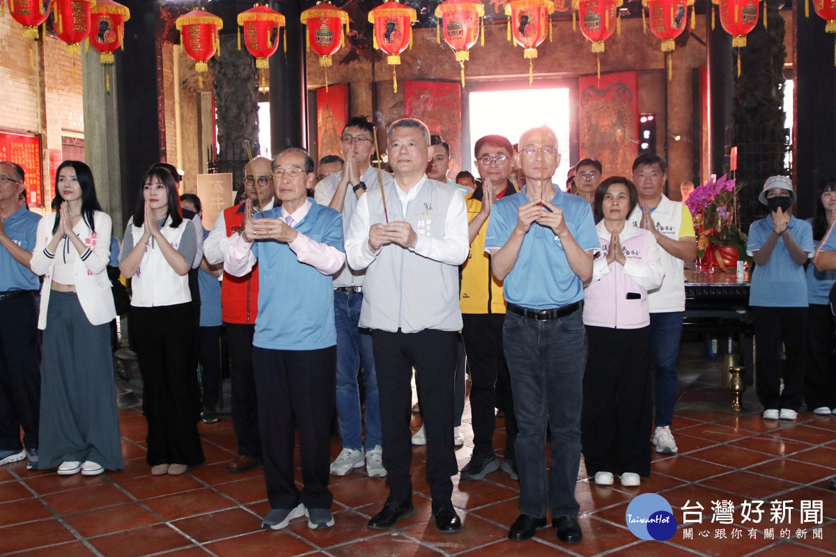 115年嘉義市運動會今（17）日在嘉邑城隍廟舉行聖火引燃典禮暨傳遞活動，由副市長林瑞彥於嘉邑城隍爺座前引燃聖火，為運動會祈福並預祝圓滿成功／嘉市府提供