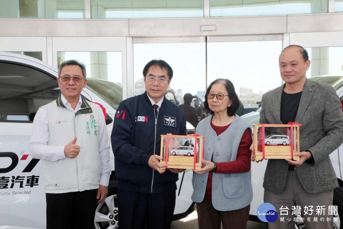 大壹汽車蔡阿珠捐贈2輛復康巴士　黃偉哲感謝共同守護市民健康平安