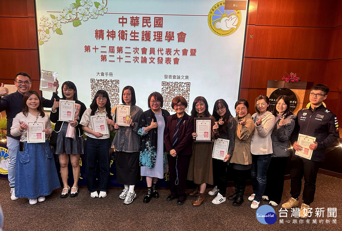 桃療四位護理師閃耀精神衛生護理舞台獲頒優良護理師殊榮。 (桃療提供)