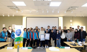 暨大成立「Avoidable Deaths Network（ADN）台灣支部」，來賓合影。（暨大提供）