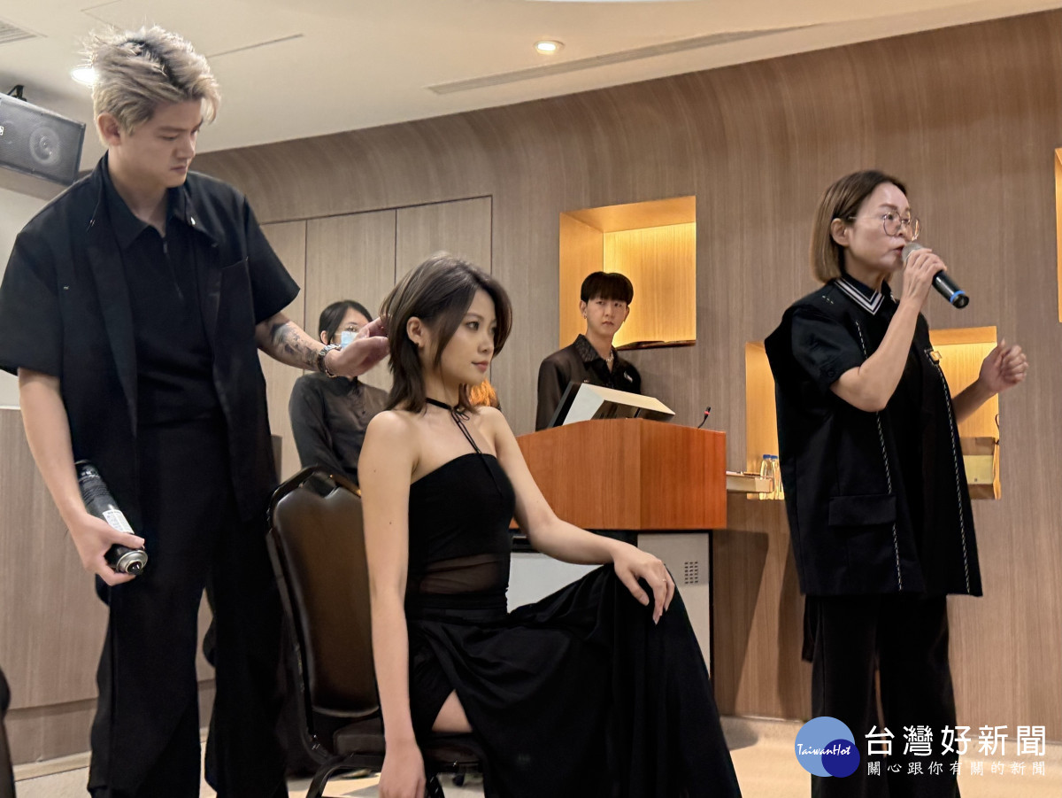 美髮系主任呂佩芸（右一）說明春夏髮色流行趨勢。