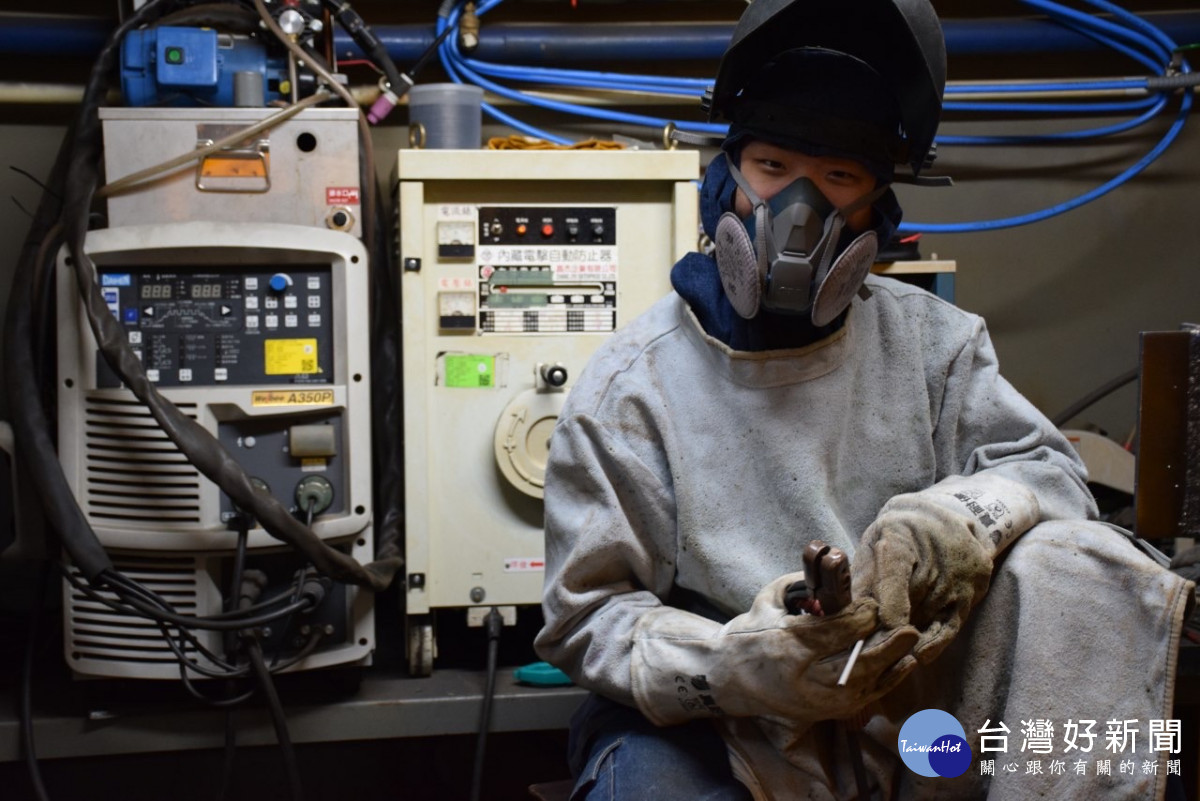 桃竹苗分署「銲接」職類培訓選手趙ㄐㄧㄥ（3聲）錙，苦練銲接技能，全力備戰分區賽希望取得佳績。
