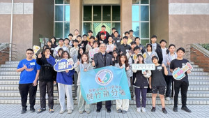 桃竹苗分署長賴家仁(右5)於賽前為培訓選手打氣加油並合影。