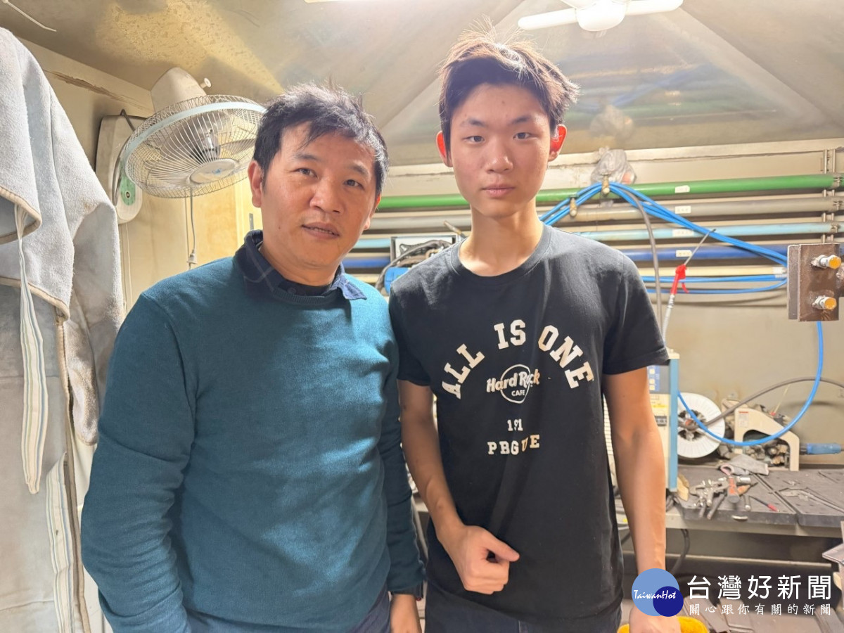  桃竹苗分署「銲接」職類培訓選手趙𤰳錙(右)在培訓老師簡傳恩(左)的訓練下，力拼分區賽奪得佳績。