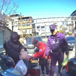 八旬嫗採買遇車故障，員警「連人帶果」暖心護送。