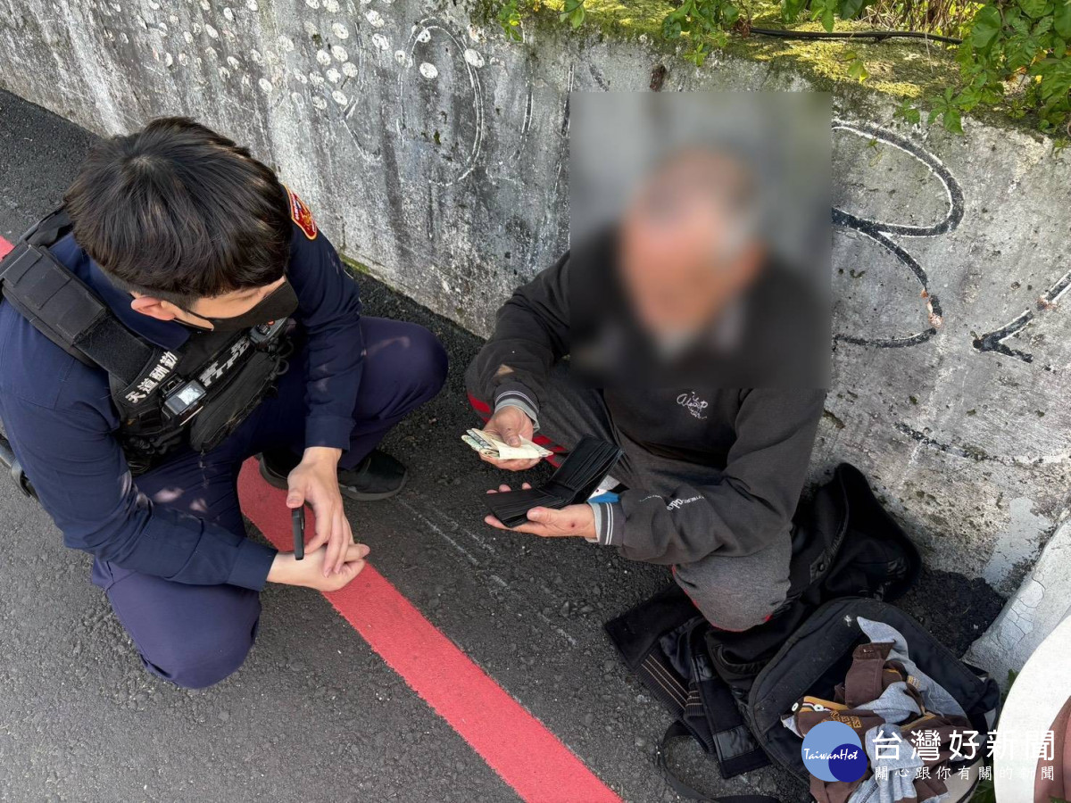 中風翁迷途南天橋，警憑「藥袋」細心識破身分助平安返家。