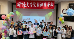 蔡孟昆副院長（前排中）與精心籌辦「精歌盃」團隊合影，陪伴康復者登場展現自信。