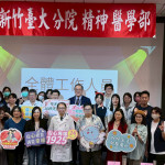 蔡孟昆副院長（前排中）與精心籌辦「精歌盃」團隊合影，陪伴康復者登場展現自信。