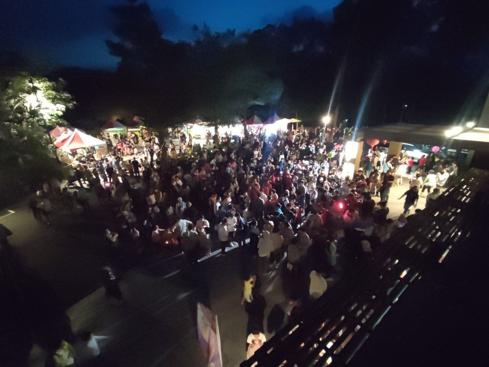 東勢林場賞螢季期間每天晚上的7、8點各安排一場賞螢的導覽解說，由林場解說員帶領大家前往螢火蟲棲息地賞螢。(圖/東勢林場)