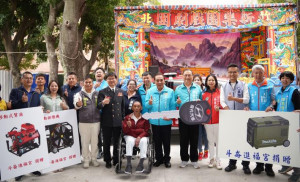 進福宮捐贈消防局全新災情勘查車、攜帶型保冷箱等、1台電動排煙機及1台移動式幫浦，總價值達210萬元。