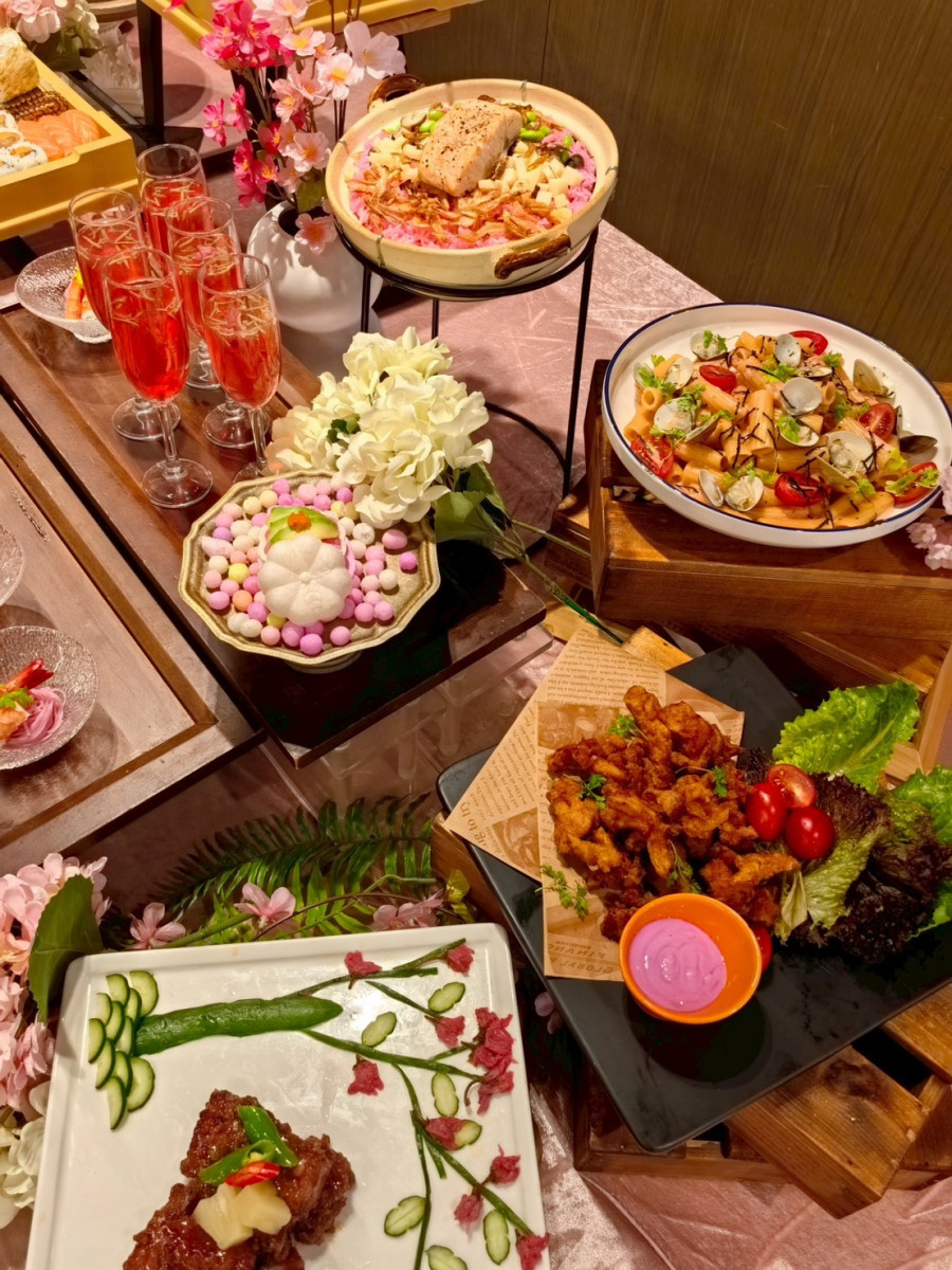 櫻花最中餅、櫻花壽司與櫻花冷細麵，展現了和食的精緻與優雅。圖/業者提供