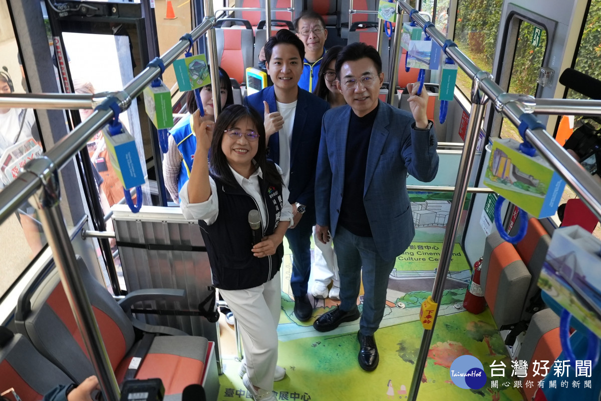 陳美秀局長帶領立委體驗台灣好行555機場快捷線