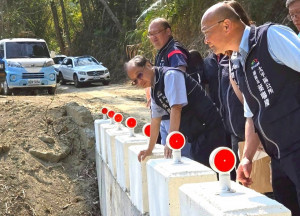 吳局長前往視察太平頭汴里北田路346巷及生財農路工程品質