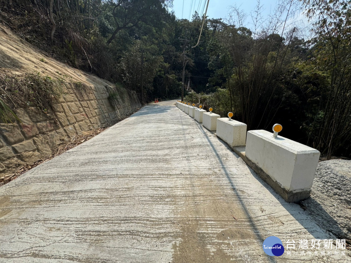 農路增設塊狀護欄與反光導標提升山區用路人行車安全