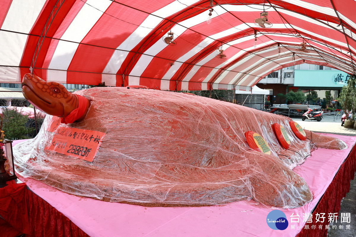 28,888斤的大神龜將分信眾吃平安。（縣府提供）