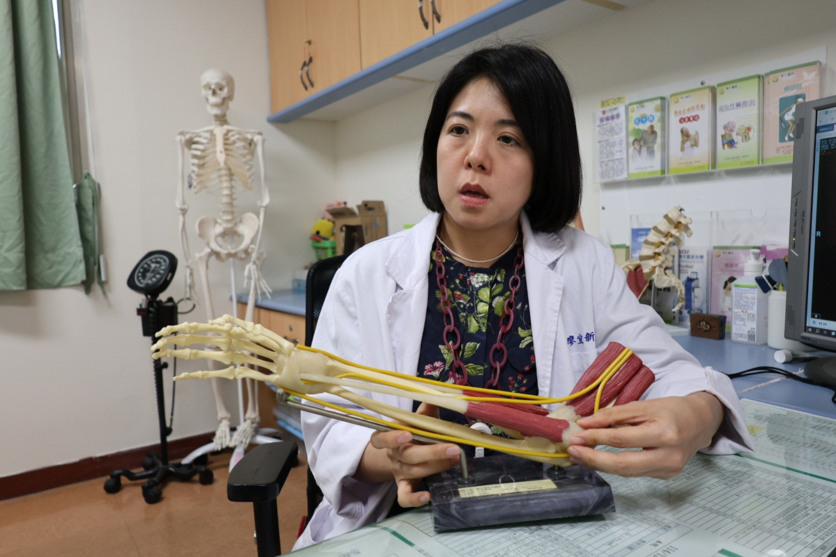 壯男連咖啡杯都拿不穩　體外震波助擺脫「高爾夫球肘」糾纏